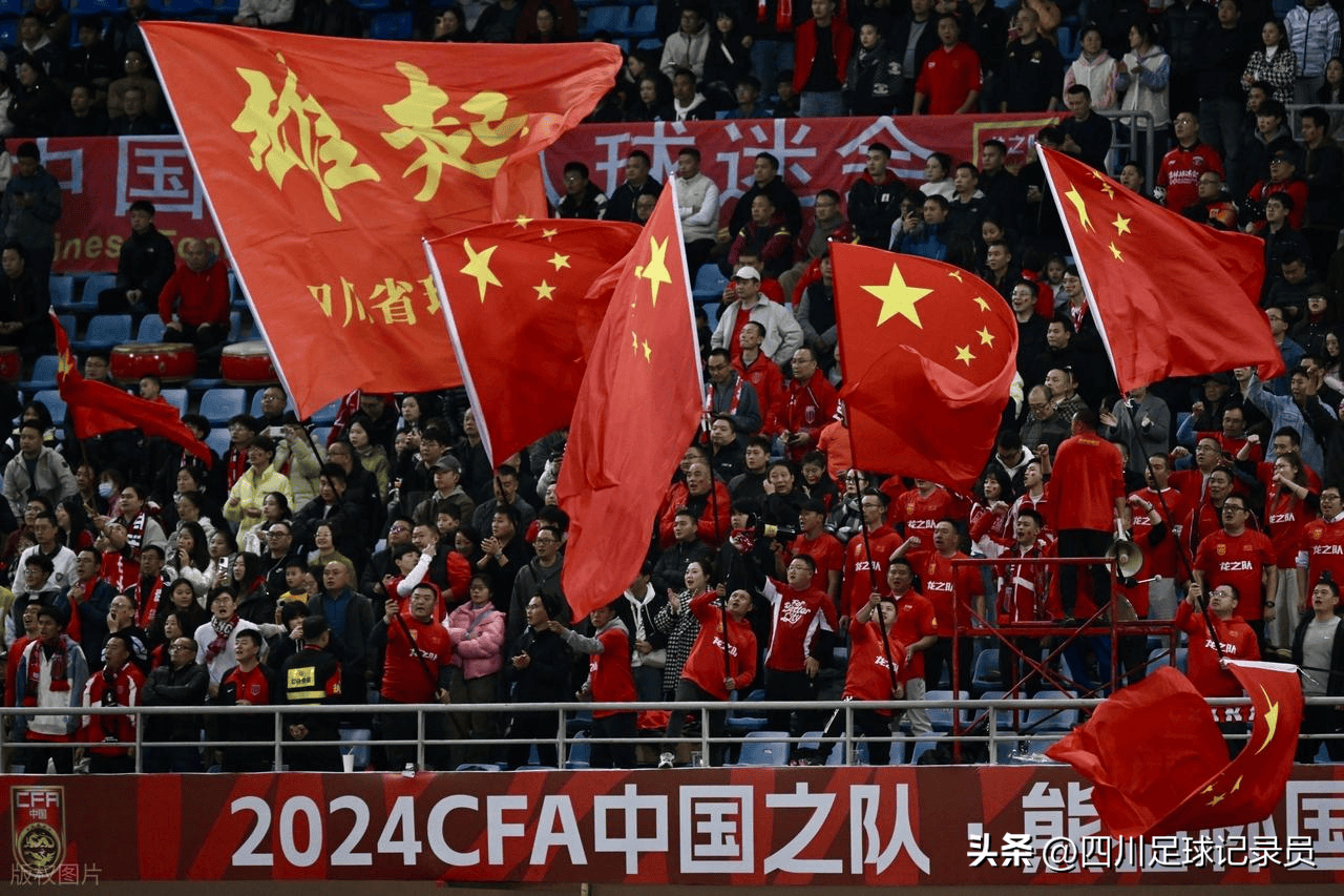 足球赛事大幕拉开，球员们奋力争取胜利权