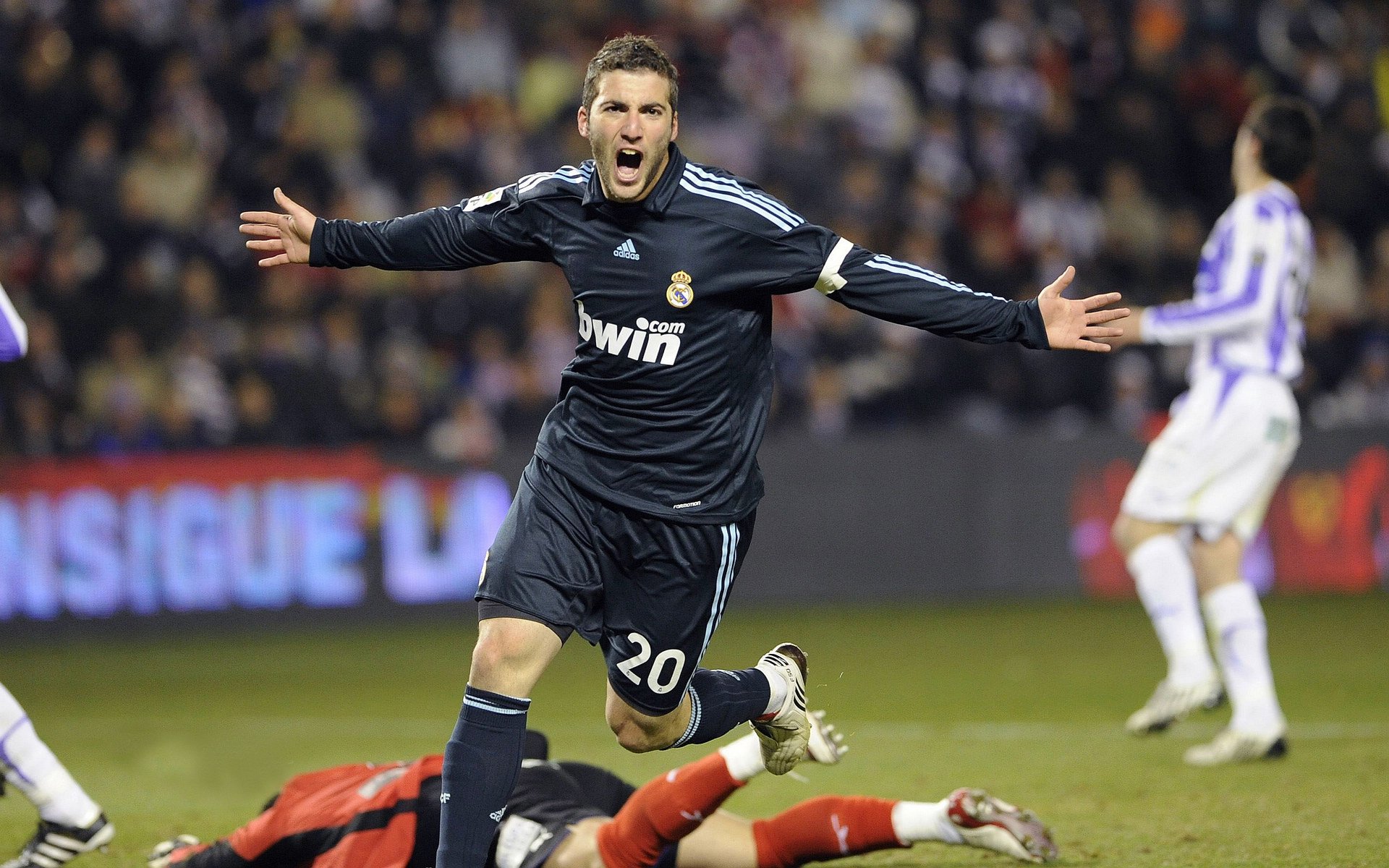 范弗利特末节狂飙定乾坤,灰熊鏖战独行侠惊险晋级